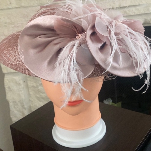 Brand new 12’ fascinator with feathers,net and satin - Picture 5 of 8